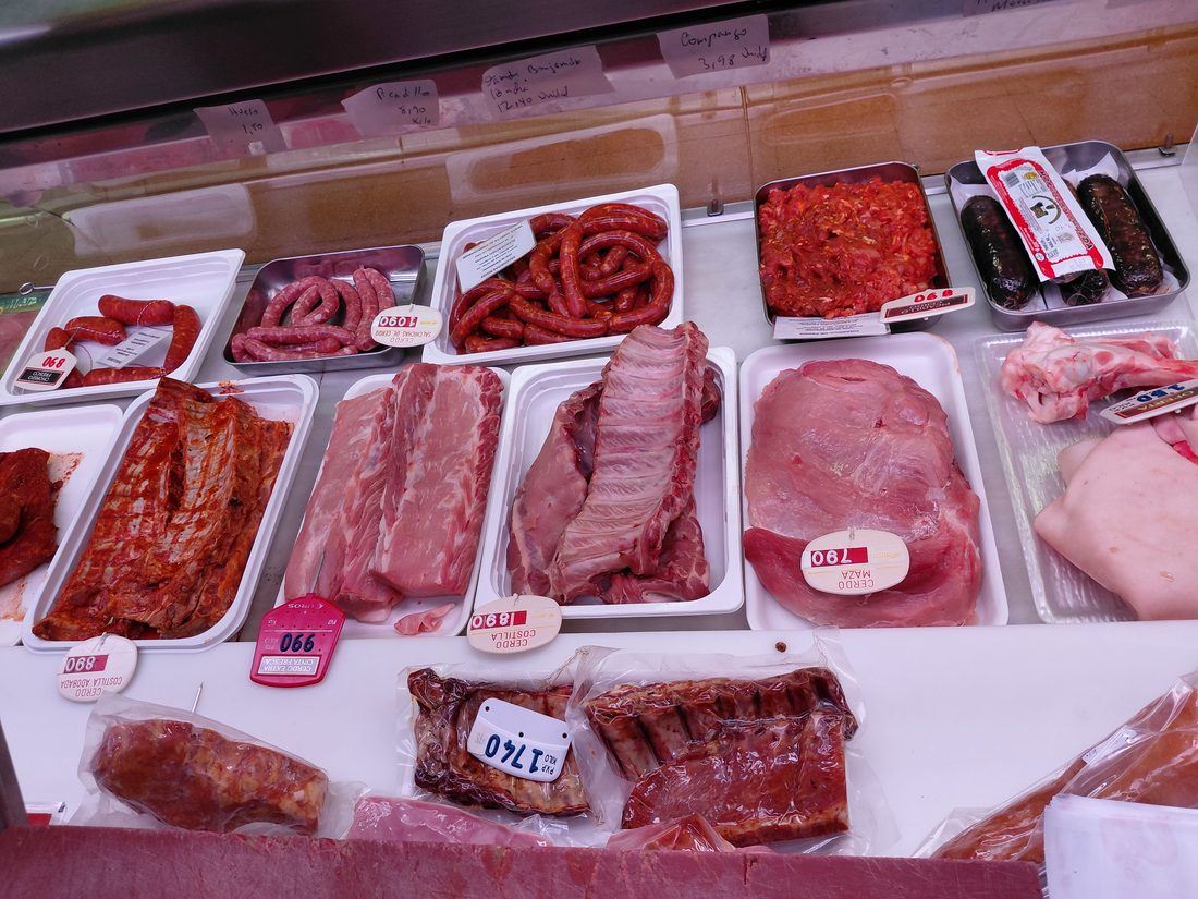 Bandejas de carnes frescas y adobados: costillas, maza de cerdo y chorizo fresco en Granja Luisa